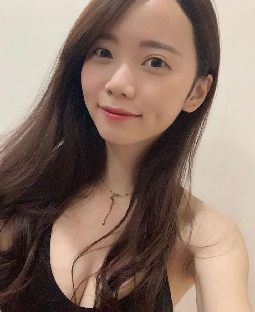 Không chỉ nổi tiếng bởi nhan sắc lai ngọt ngào giữa trong sáng và gợi cảm, Zoey còn gây thiện cảm nhờ tình yêu động vật, thường xuyên đăng tải hình ảnh bên những chú chó, mèo dễ thương. Ảnh sử dụng trong bài: Weibo nhân vật.