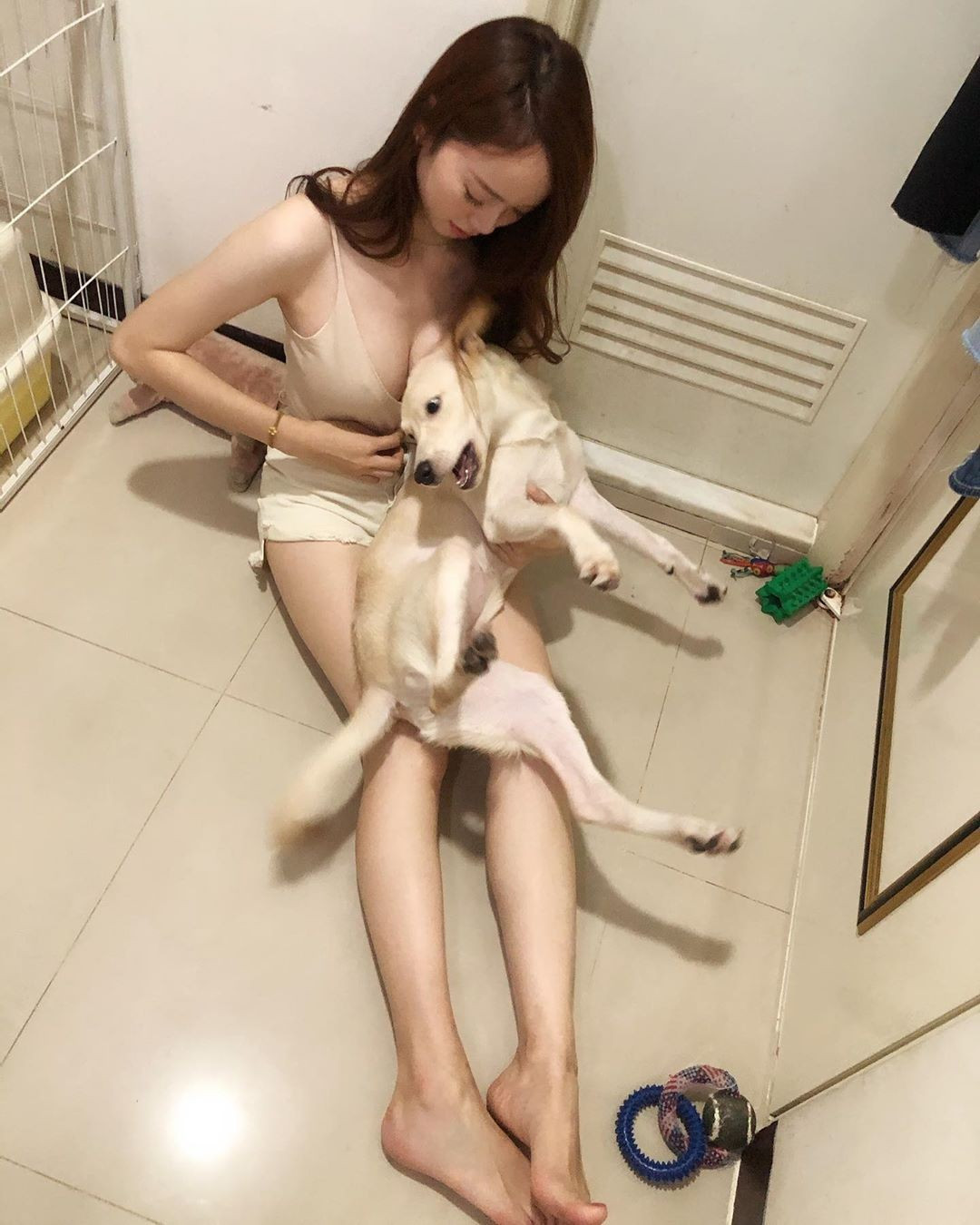 Chỉ cần ngồi thoải mái trên sàn nhà, ôm chú chó cưng vào lòng, Zoey đã tạo nên khung hình vừa đáng yêu vừa nóng bỏng đến nghẹt thở.