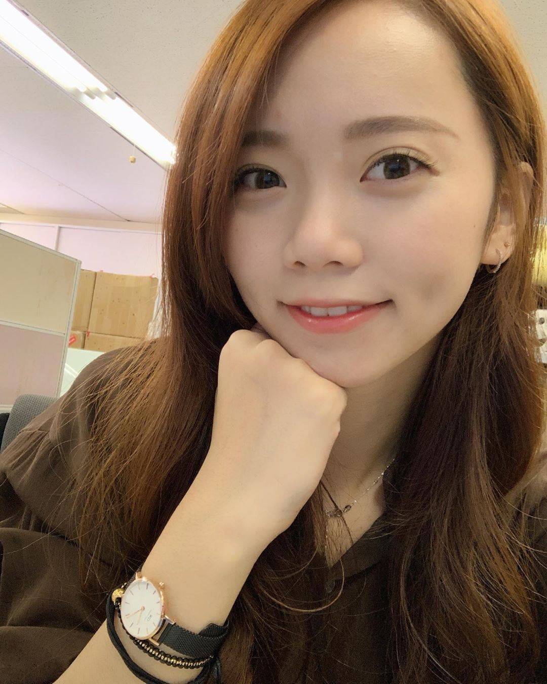 Dưới phần bình luận, hàng loạt ý kiến hài hước được để lại cho thấy sự ghen tị với chú cún cưng này. Sức hút của Zoey nằm ở sự kết hợp hài hòa giữa vẻ ngoài ngây thơ và sự quyến rũ trưởng thành. Khi mỉm cười, cô toát lên vẻ trong trẻo, ngọt ngào.