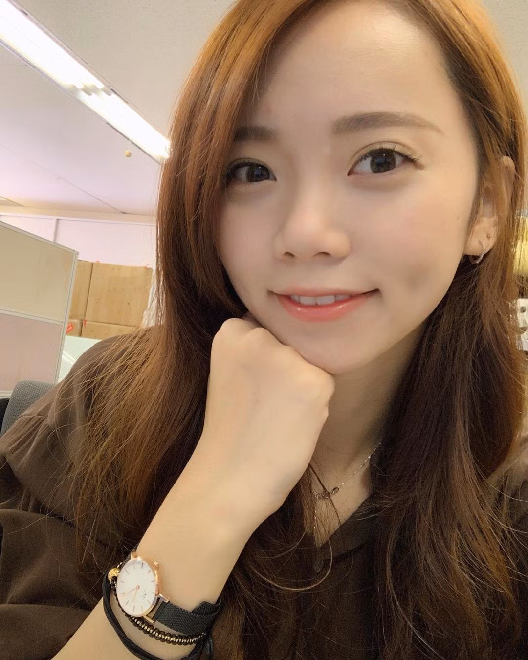 Dưới phần bình luận, hàng loạt ý kiến hài hước được để lại cho thấy sự ghen tị với chú cún cưng này. Sức hút của Zoey nằm ở sự kết hợp hài hòa giữa vẻ ngoài ngây thơ và sự quyến rũ trưởng thành. Khi mỉm cười, cô toát lên vẻ trong trẻo, ngọt ngào.