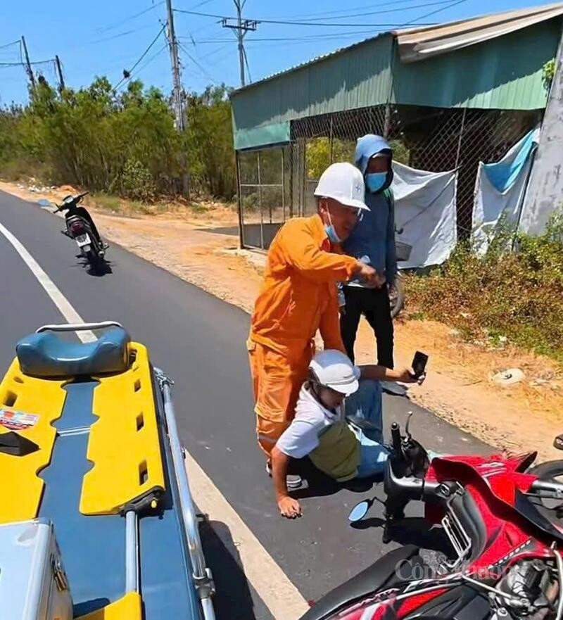 Anh Hồ Văn Huân, cán bộ Công ty Điện lực Lâm Đồng kịp thời giúp người dân gặp tai nạn giao thông.
