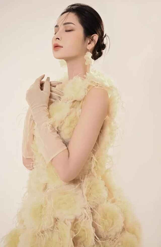 Tường Vi gây tiếc nuối khi không tham gia vào các hoạt động giải trí như trước, mà chọn cuộc sống yên bình bên gia đình ở quê.