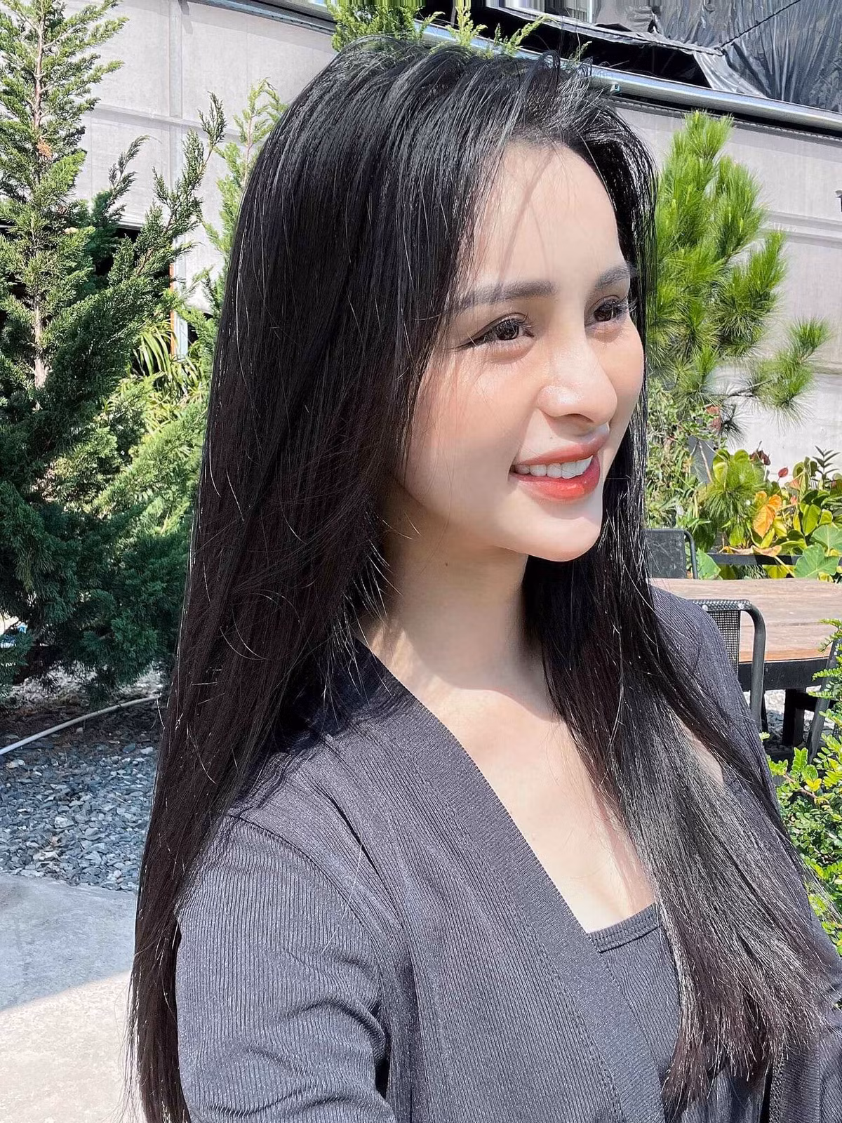 Hiện Tường Vi đang sở hữu 2 cơ sở bán bún cá đắt khách tại Đà Lạt, cuộc sống cũng như kinh tế cũng ổn định hơn.