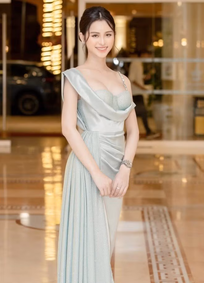 Nguyễn Phạm Tường Vi (tên khai sinh Lý Tấn Đặng, SN 1997) từng được nhiều người dành lời khen là mỹ nhân chuyển giới có gương mặt đẹp nhất Việt Nam.