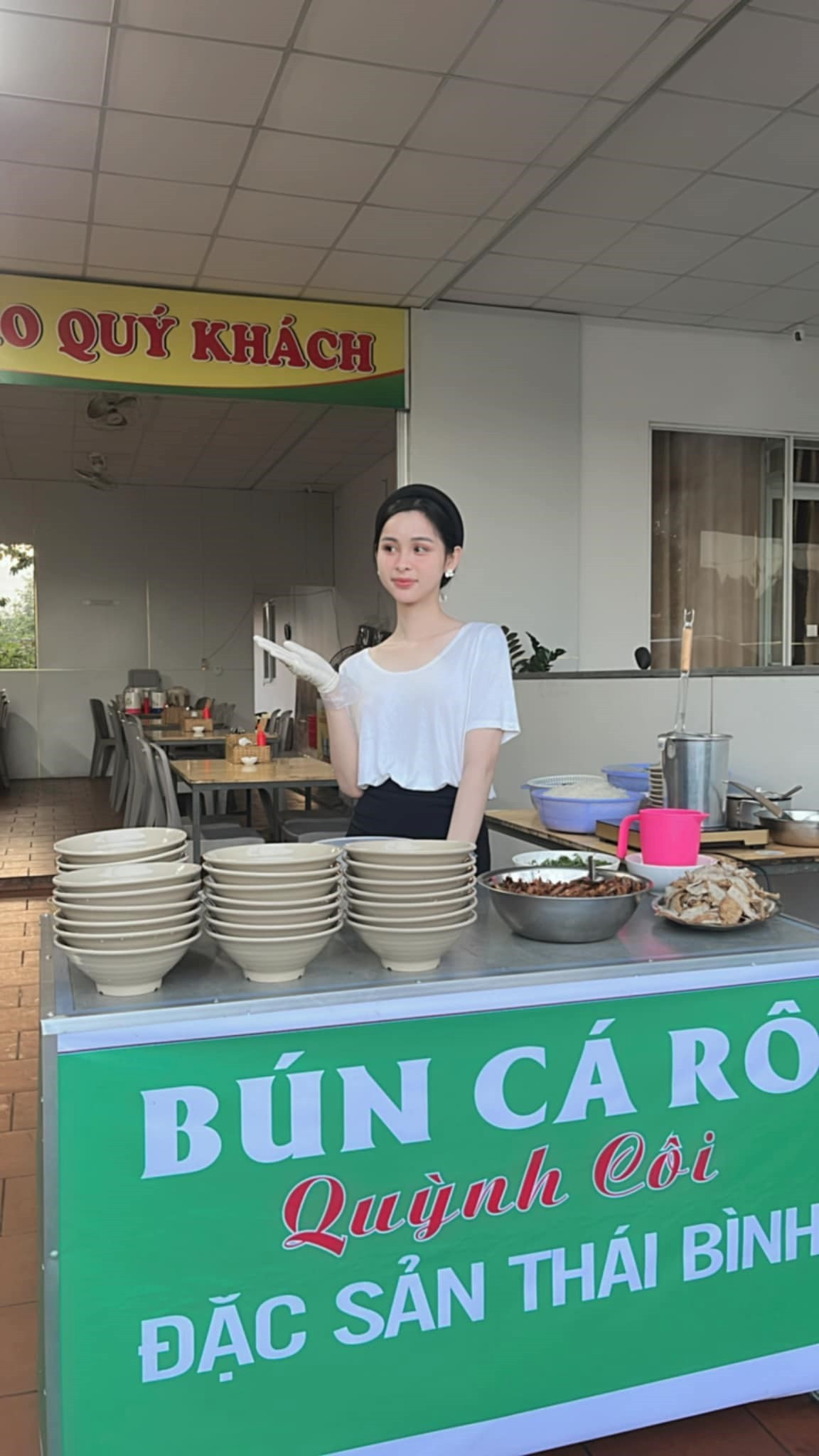 Tuy nhiên khi hào quang đến, Tường Vi lại có lựa chọn rời showbiz, bỏ phố về quê.