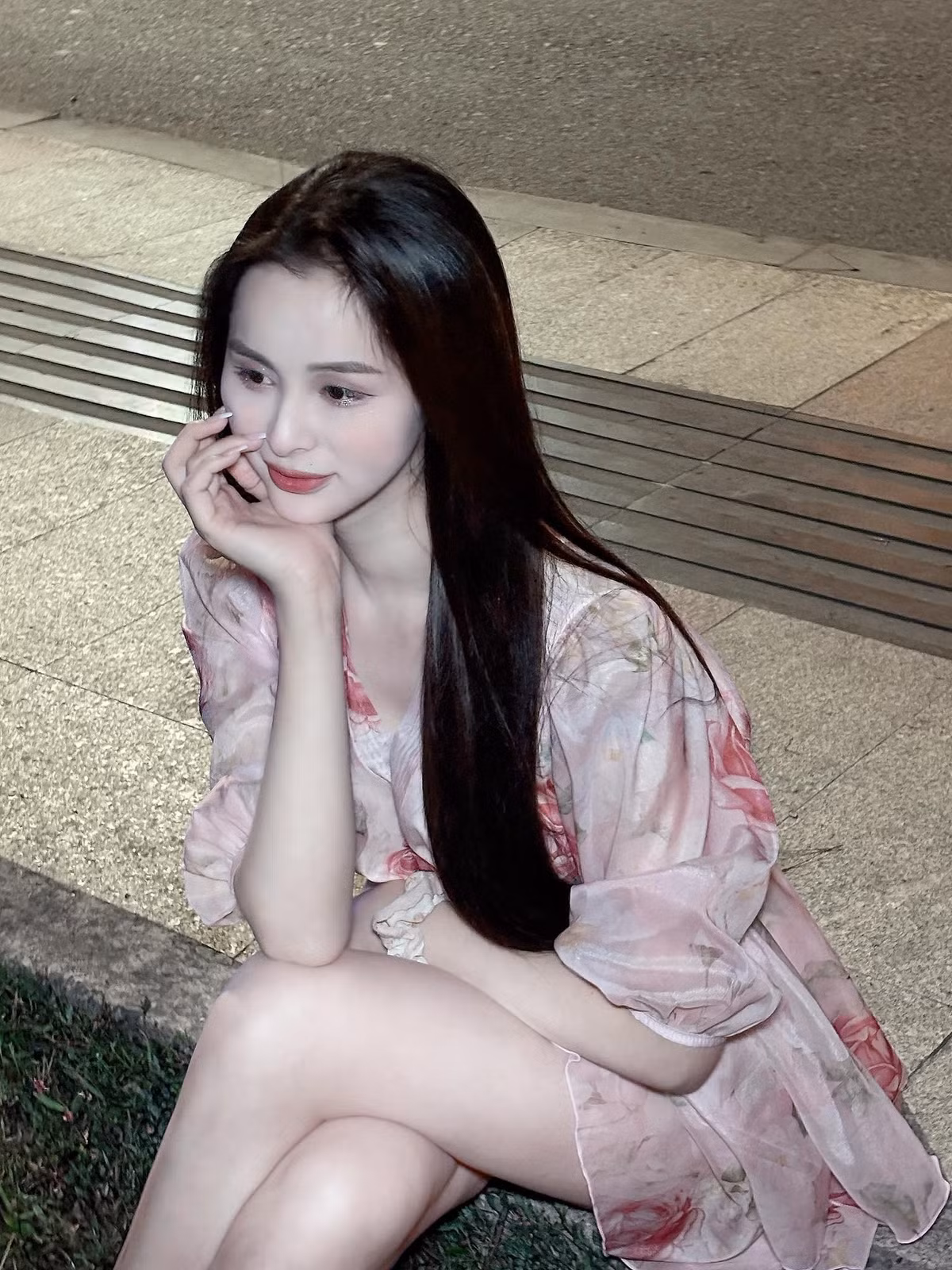 Tường Vi được chú ý từ cuộc thi Đại sứ Hoàn mỹ 2020 khi đoạt giải Á hậu với khuôn mặt vô cùng khả ái: Sống mũi cao, thon gọn, đôi mắt sáng, nụ cười rạng rỡ.