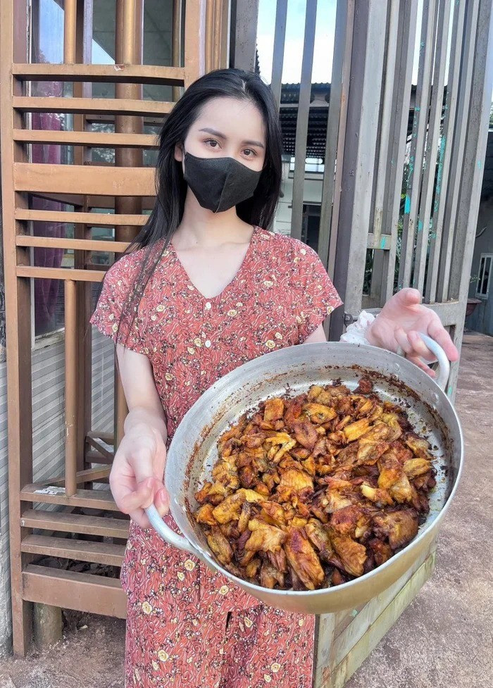 Thời gian đầu, vì kinh tế vẫn chưa đủ nên Tường Vi phẫu thuật từng bộ phận. Phải mất khoảng 3 năm, Tường Vi mới thực sự được sống trong diện mạo mà bản thân luôn mong muốn.