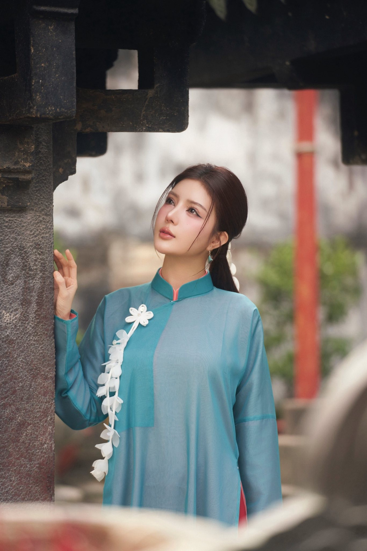 Ở từng khung hình, Lilly Luta đều giữ được thần thái nhẹ nhàng, ánh mắt xa xăm, nụ cười thoáng qua đủ để tạo cảm giác mong manh nhưng không kém phần cuốn hút.