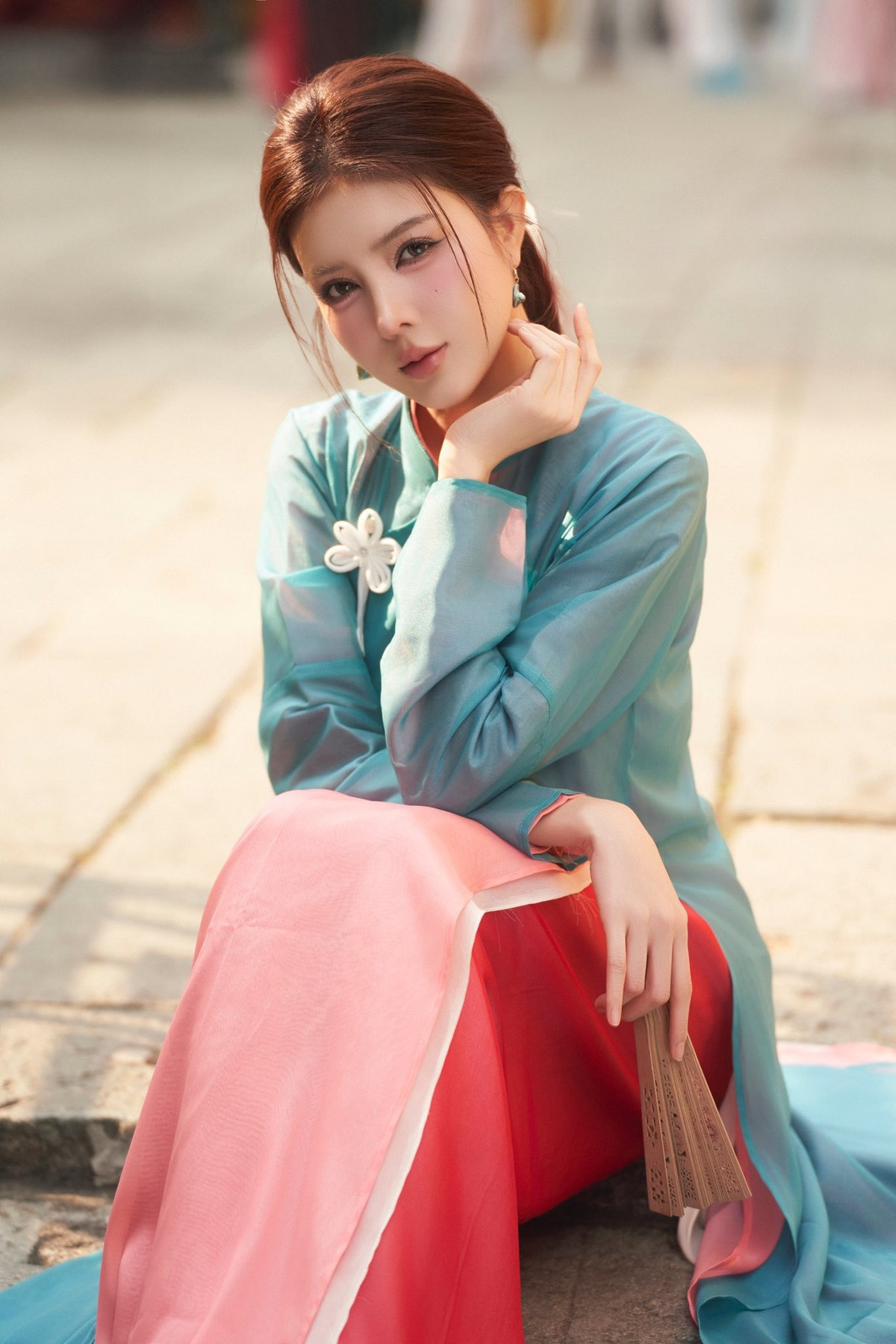 Không ít ý kiến cho rằng Lilly Luta đang góp phần làm mới hình ảnh trang phục truyền thống, khiến chúng trở nên gần gũi và dễ ứng dụng hơn trong đời sống hiện đại.