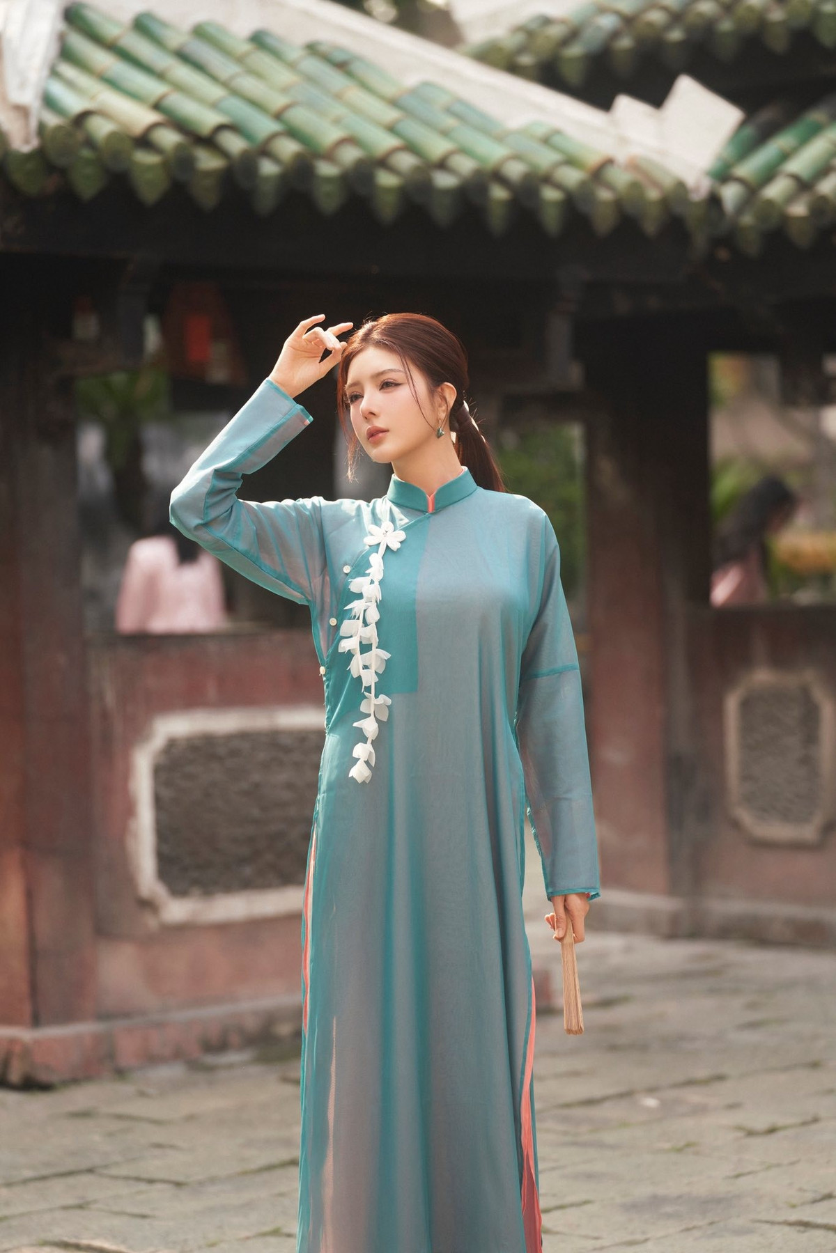 Nhiều cư dân mạng sau khi xem bộ ảnh đã để lại bình luận khen ngợi: “Mặc đồ truyền thống mà vẫn sang xịn”, “Đúng chuẩn búp bê sống phiên bản Việt”, hay “Áo bà ba mà đẹp thế này thì ai cũng muốn mặc thử”.