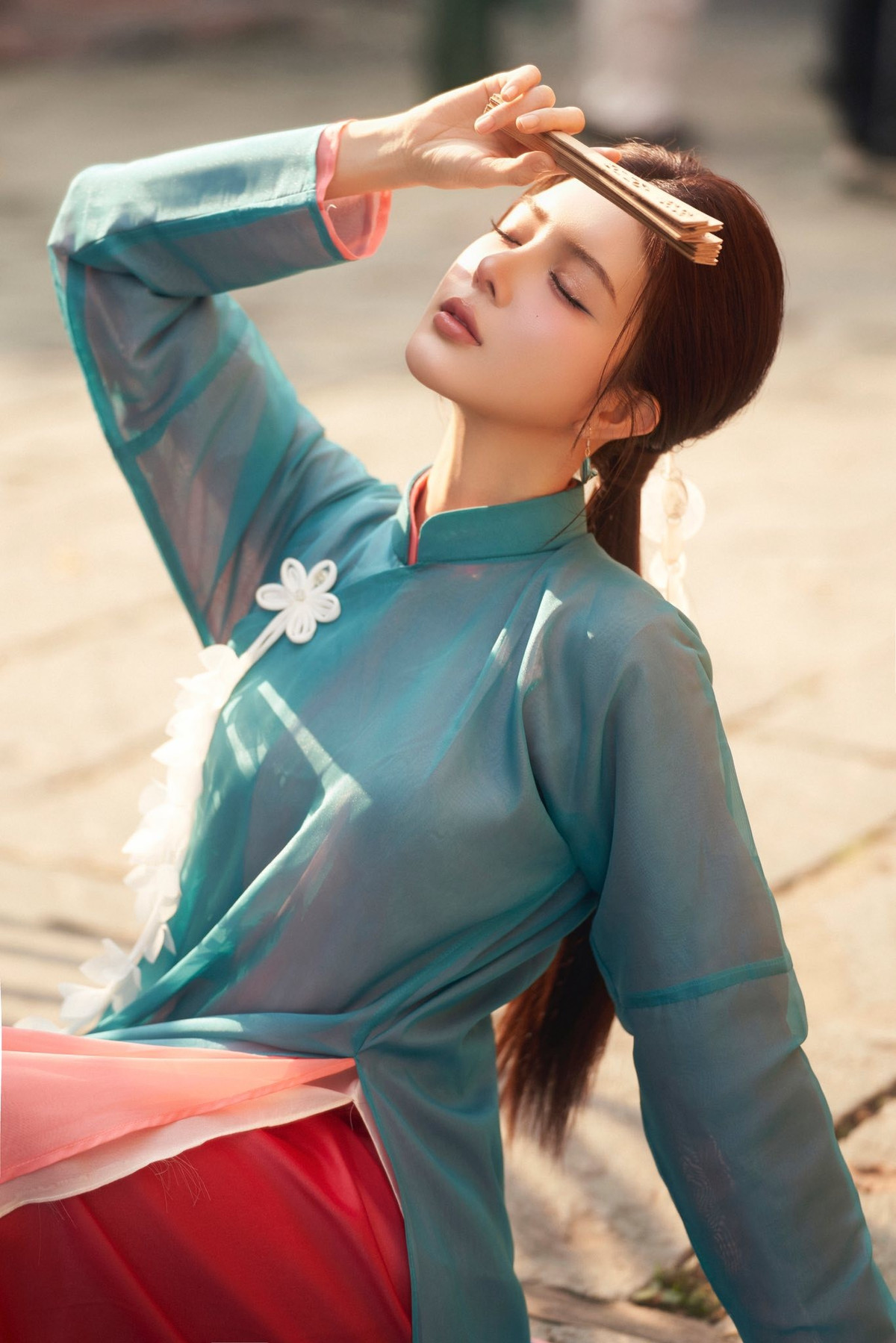 Có thể thấy, thay vì chạy theo xu hướng gợi cảm hay phá cách mạnh tay, Lilly Luta lựa chọn tôn vinh vẻ đẹp nền nã, nữ tính – điều vốn không bao giờ lỗi mốt. Bộ ảnh áo bà ba lần này không chỉ đơn thuần là một màn khoe sắc, mà còn là lời gợi nhắc nhẹ nhàng về giá trị thẩm mỹ của trang phục truyền thống khi được đặt trong hơi thở đương đại.