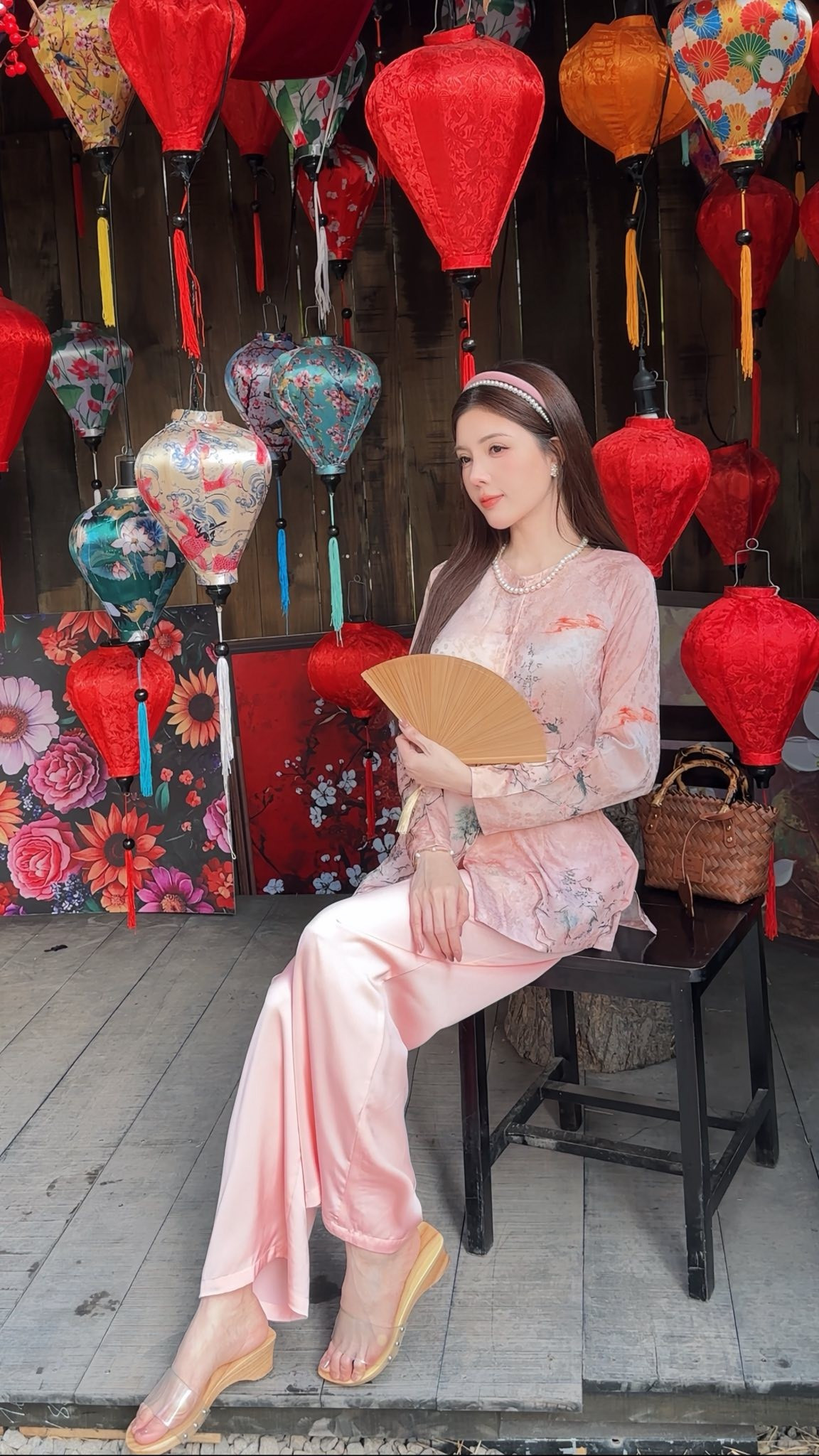 Không cần những thiết kế cầu kỳ hay phô trương, Lilly Luta vẫn dễ dàng trở thành tâm điểm khi lựa chọn áo bà ba – trang phục gắn liền với hình ảnh người phụ nữ Nam Bộ hiền hòa, nền nã.