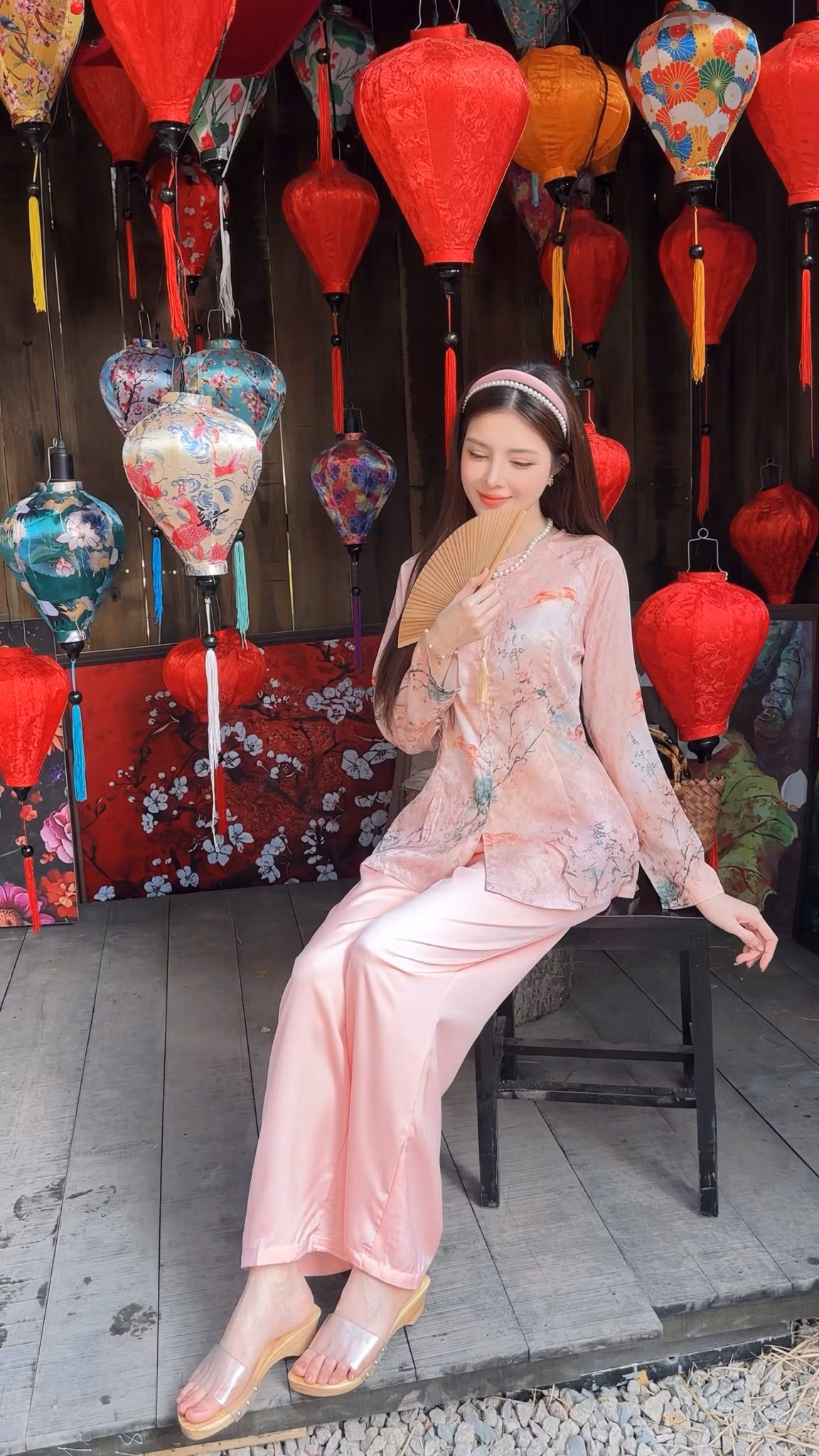 Trong bộ ảnh lần này, người đẹp 9x chọn gam hồng phấn chủ đạo, kết hợp quần lụa suông mềm mại, tạo nên tổng thể thanh thoát, nhẹ nhàng nhưng vẫn vô cùng nổi bật.