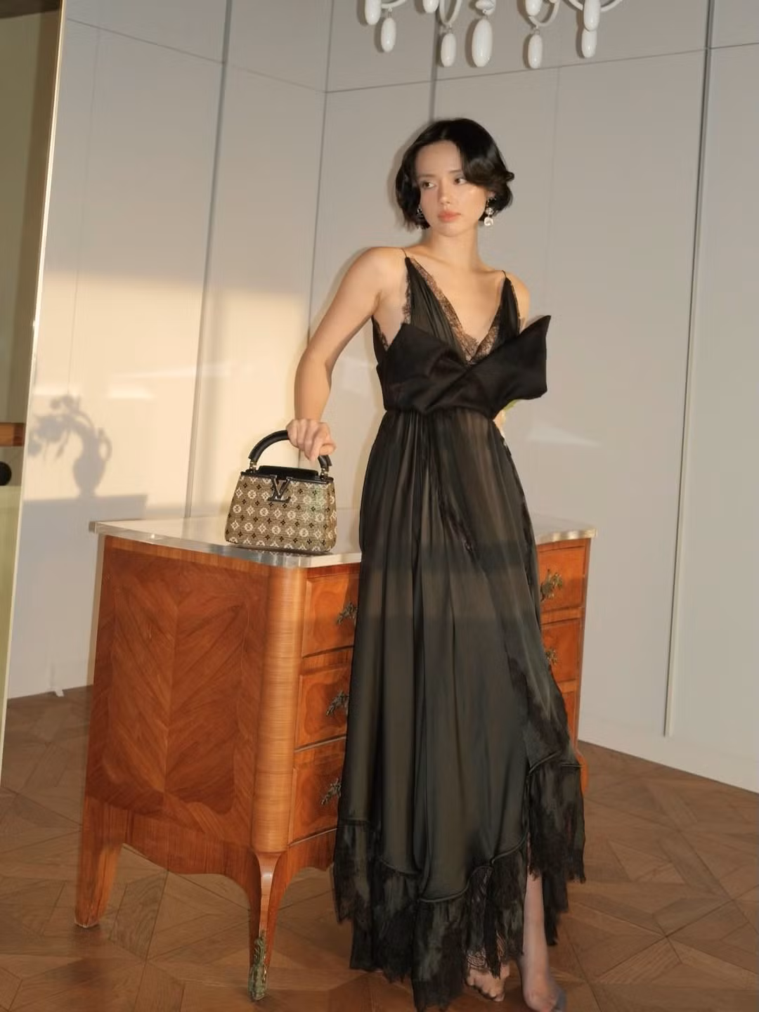 Mới đây, “Cô em trendy” Khánh Linh khiến cộng đồng mạng không khỏi trầm trồ khi đăng tải loạt ảnh diện váy đen trong không gian sang trọng, ánh sáng dịu nhẹ. Không cần quá nhiều phụ kiện cầu kỳ, fashionista sinh năm 1995 vẫn toát lên thần thái cuốn hút, ma mị và đầy khí chất – đúng với hình ảnh thời trang cao cấp mà cô theo đuổi suốt nhiều năm qua.