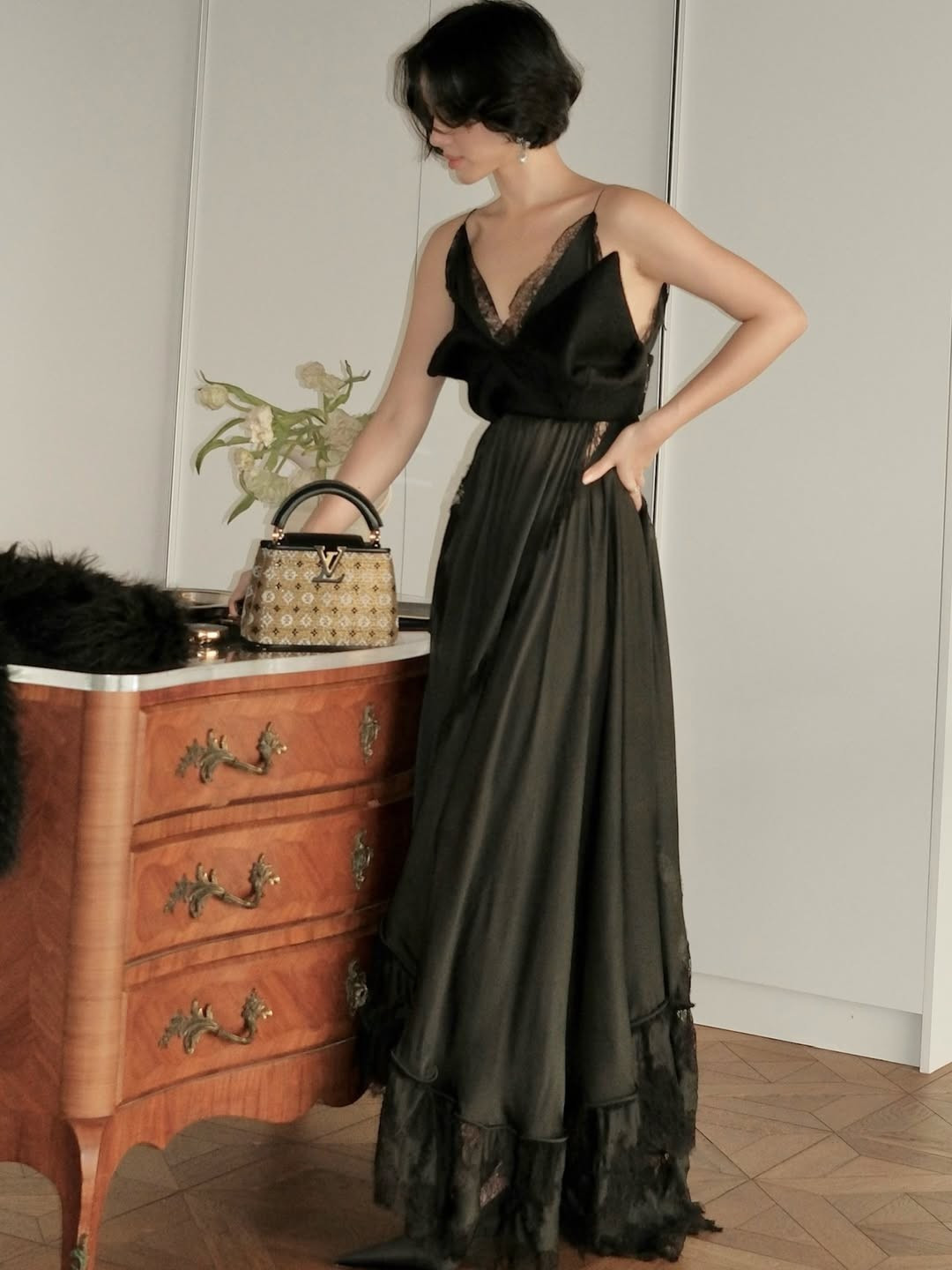 Không còn là vẻ đẹp non nớt thời mới bước chân vào làng mốt, Khánh Linh của hiện tại mang phong thái tự tin, chín chắn của một fashionista dày dạn kinh nghiệm, hiểu rõ bản thân và biết cách kể câu chuyện thời trang bằng hình ảnh.