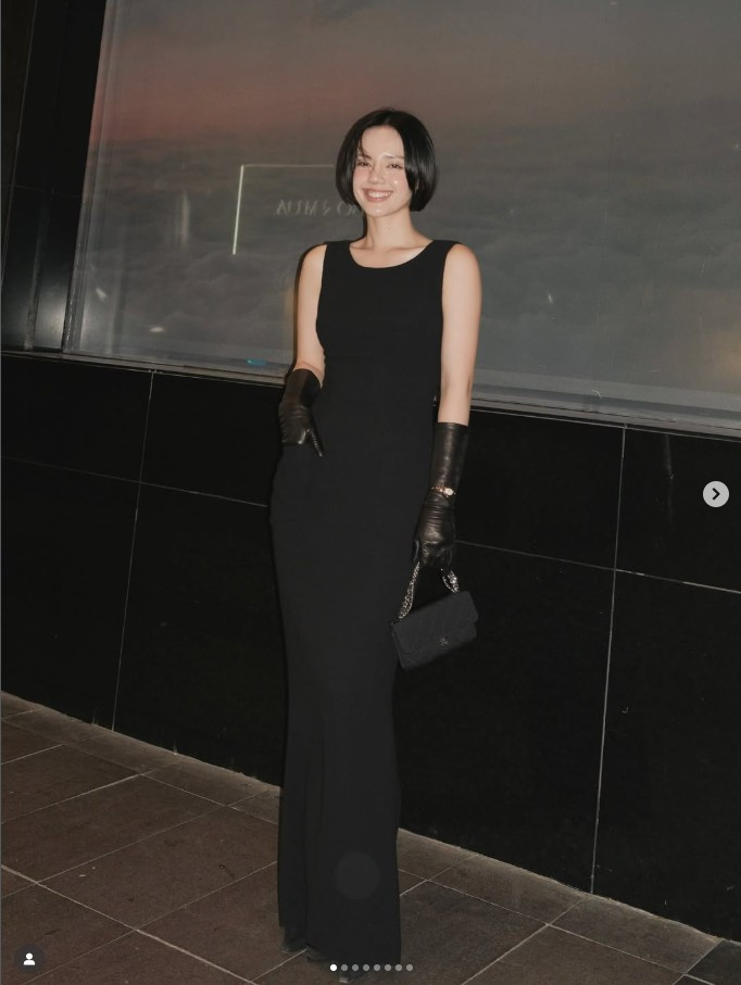 Khánh Linh thường xuyên góp mặt tại các sự kiện thời trang lớn, đặc biệt là Paris Fashion Week, nơi cô ghi điểm với giới mộ điệu bằng hình ảnh chỉn chu và gu thẩm mỹ tinh tế.