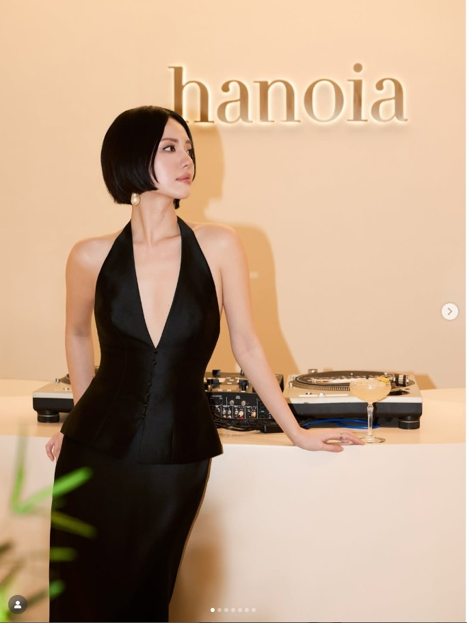 Phong cách của Khánh Linh hướng đến sự sang trọng, hiện đại nhưng không rập khuôn. Cô liên tục cập nhật các xu hướng thời trang quốc tế, biến hóa linh hoạt từ street style năng động đến những bộ cánh haute couture đậm chất high fashion.