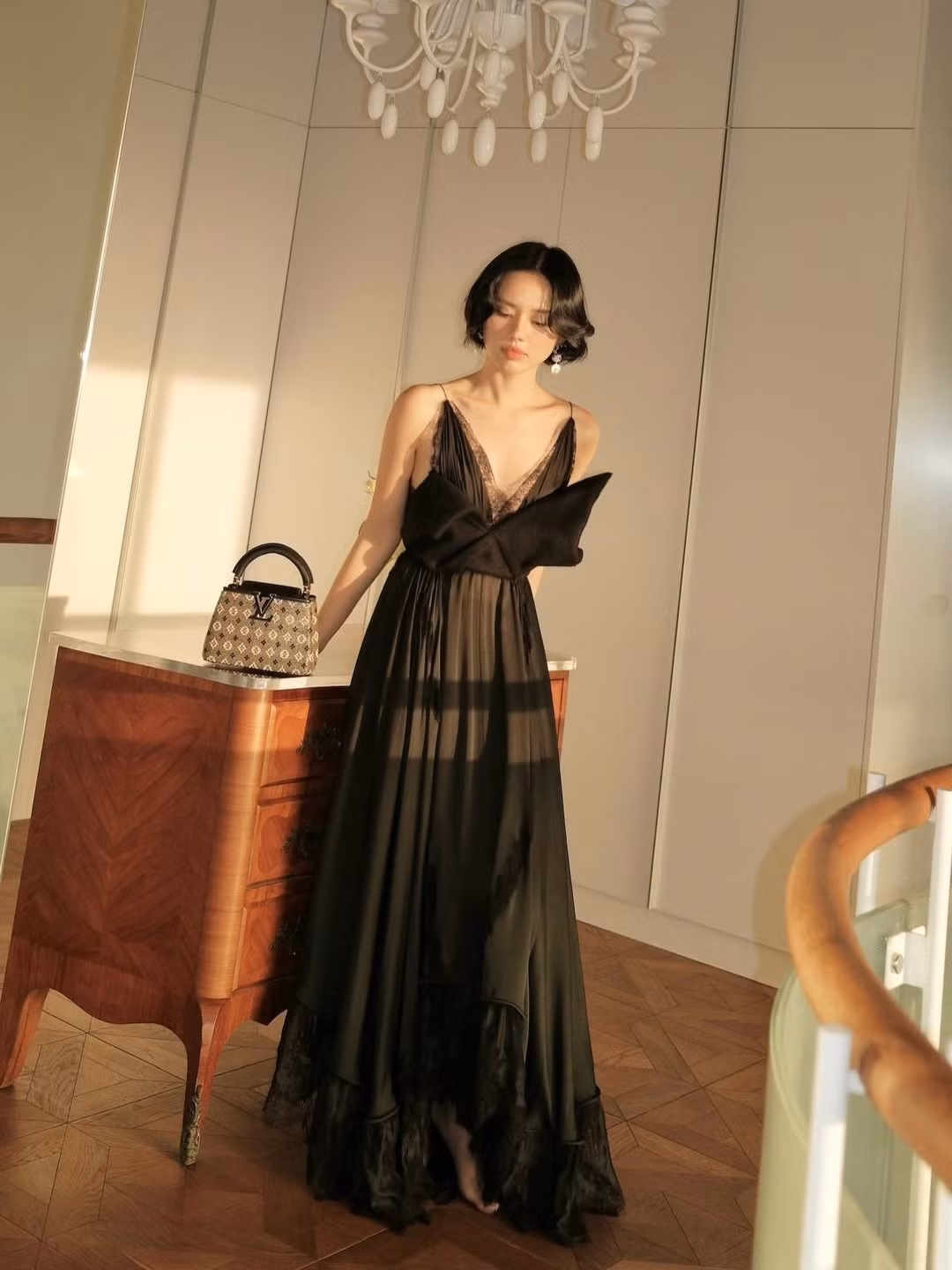 Nhan sắc của “Cô em trendy” trong loạt ảnh này được nhiều khán giả nhận xét là ngày càng mặn mà, sắc sảo.