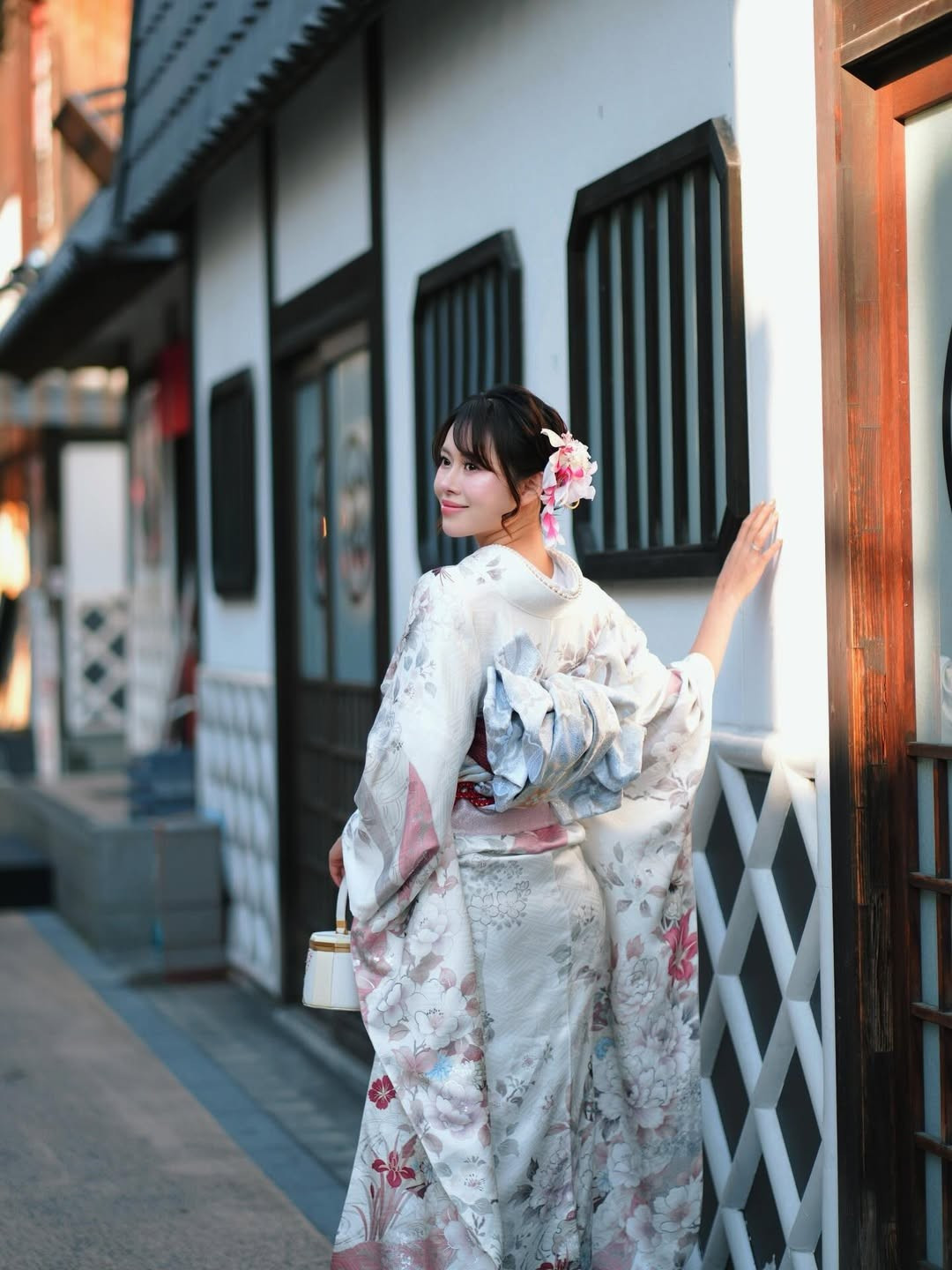 Việt Phương Thoa (tên thật Nguyễn Việt Phương Thoa, sinh năm 1998, quê Quảng Ngãi) là một trong những TikToker nổi tiếng hàng đầu Việt Nam hiện nay. Cô được đông đảo khán giả yêu mến qua các video hài hước, đặc biệt là series “Nữ chủ tịch giả danh và… cái kết” đóng cùng bạn trai Chí Thành.