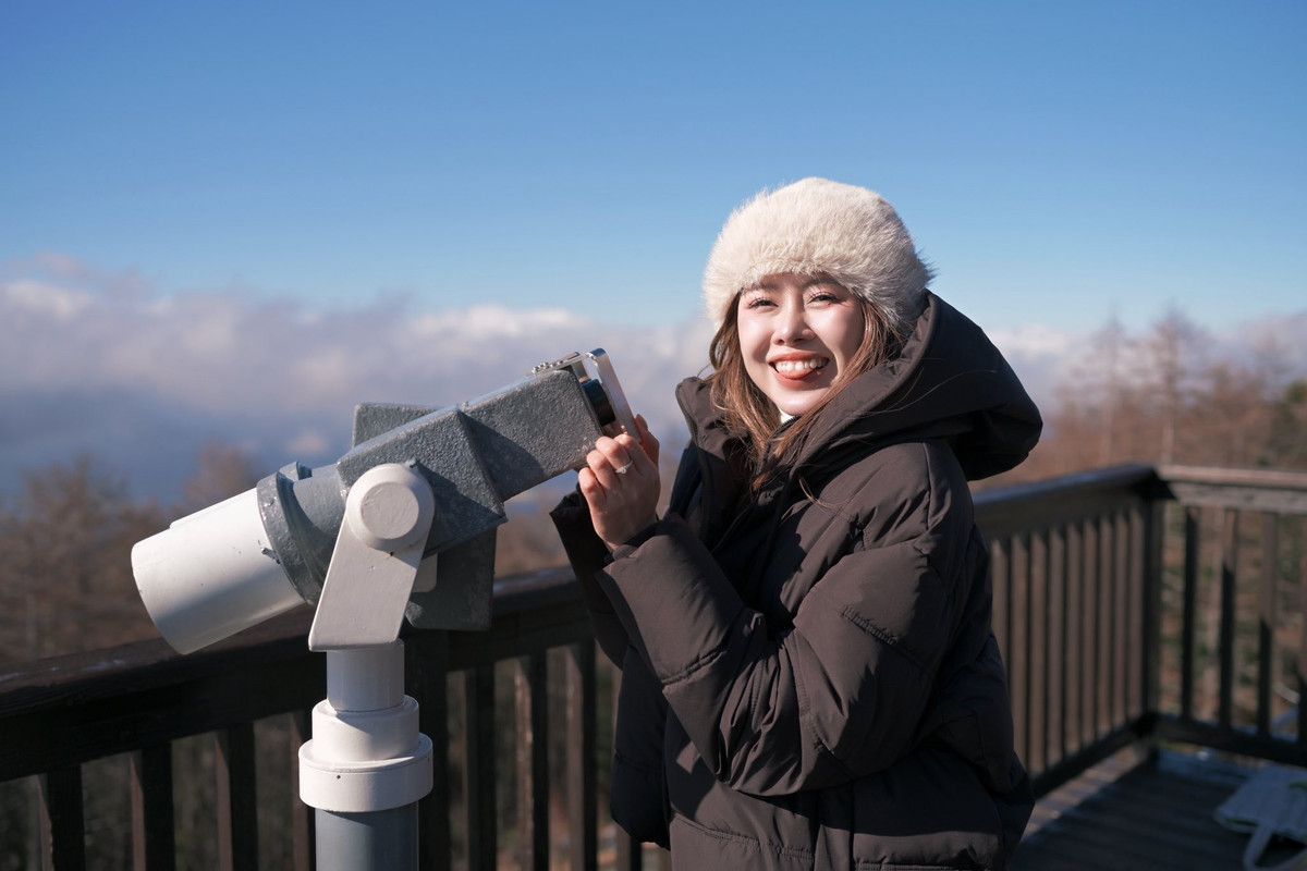 Ít ai biết rằng trước khi nổi tiếng, Việt Phương Thoa từng làm nhân viên phục vụ với mức lương 11.000 đồng/giờ. Bằng sự kiên trì và nỗ lực không ngừng, cô dần khẳng định tên tuổi, trở thành TikToker triệu view, có thể lo cho gia đình và xây dựng cuộc sống ổn định.