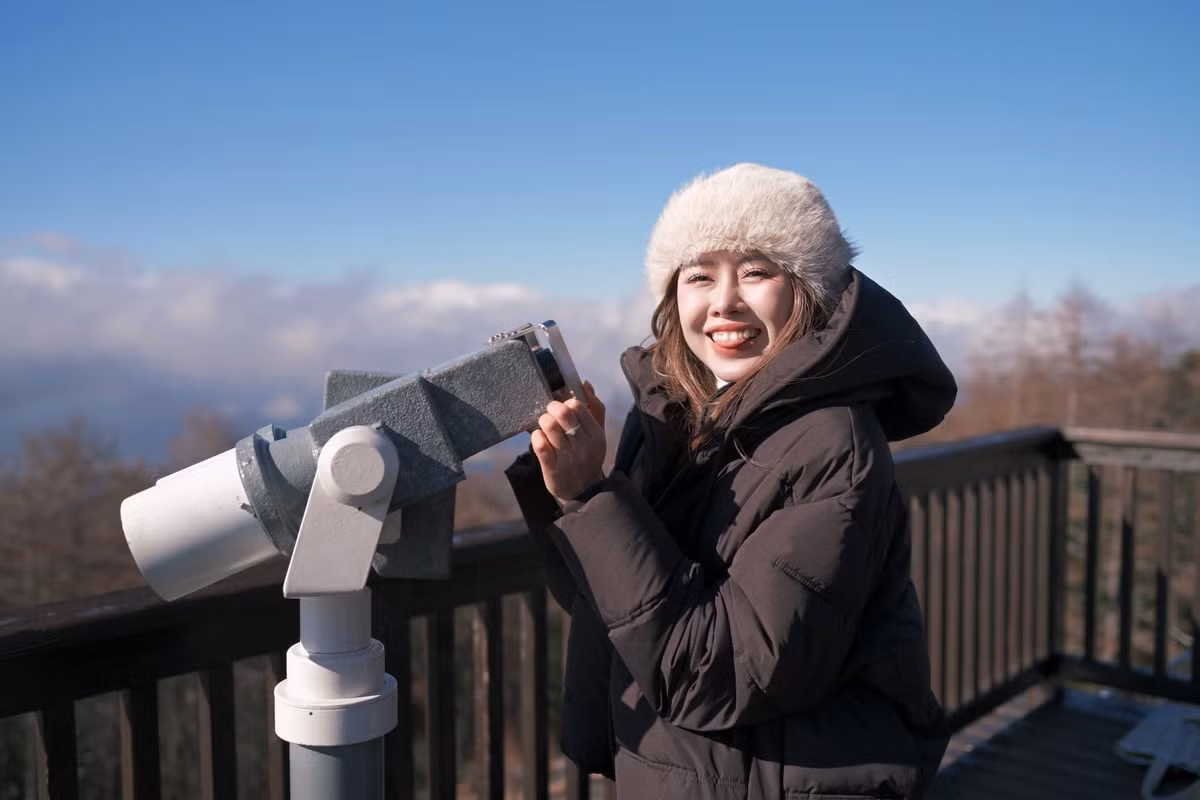 Ít ai biết rằng trước khi nổi tiếng, Việt Phương Thoa từng làm nhân viên phục vụ với mức lương 11.000 đồng/giờ. Bằng sự kiên trì và nỗ lực không ngừng, cô dần khẳng định tên tuổi, trở thành TikToker triệu view, có thể lo cho gia đình và xây dựng cuộc sống ổn định.