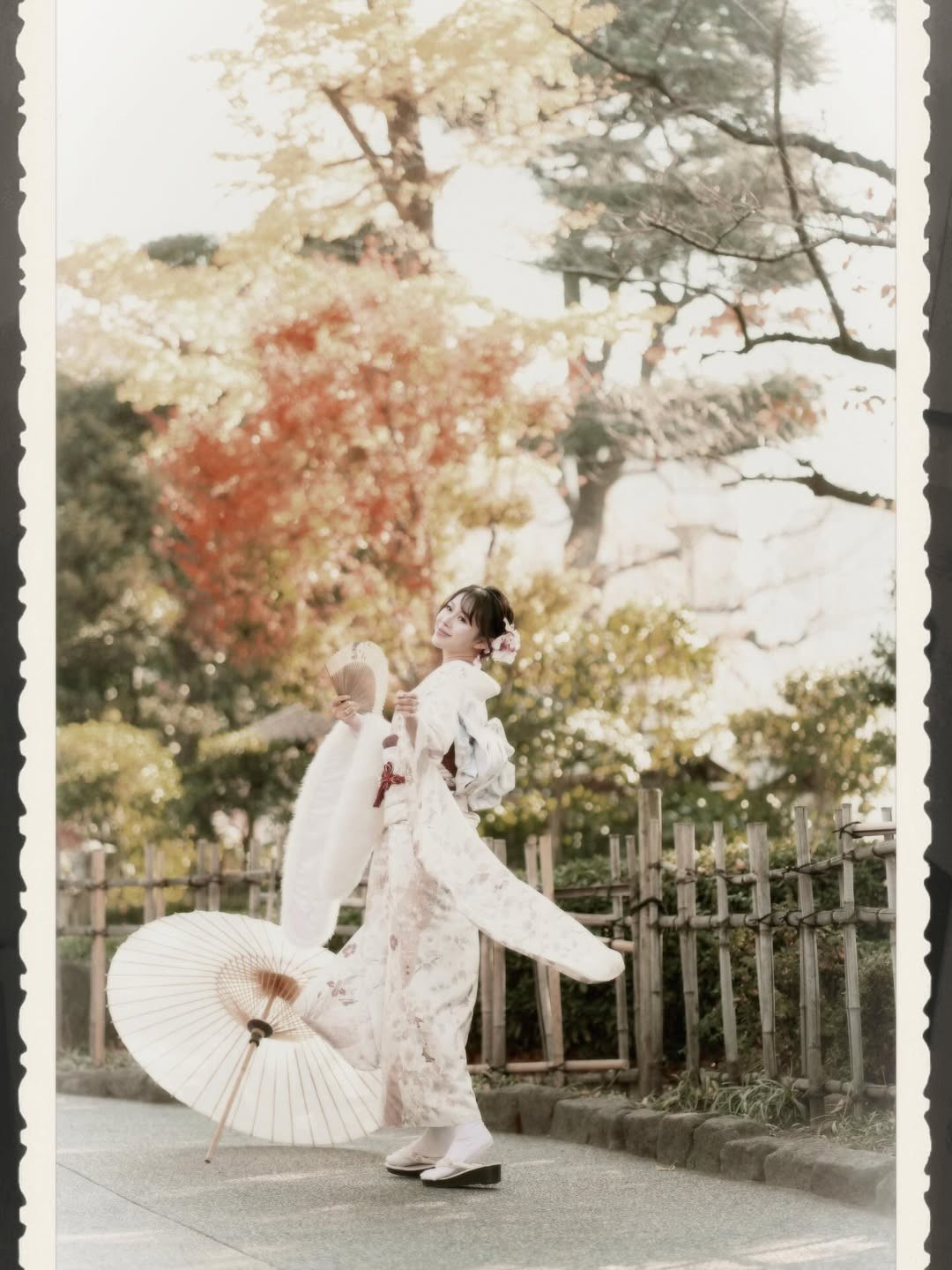 Không chỉ thành công trên TikTok, Việt Phương Thoa còn sở hữu lượng người theo dõi lớn trên YouTube, hoạt động với nhiều vai trò như TikToker, YouTuber, diễn viên tự do và người mẫu. Nội dung của cô gần gũi, đời thường nhưng duyên dáng, mang lại tiếng cười tích cực cho khán giả.