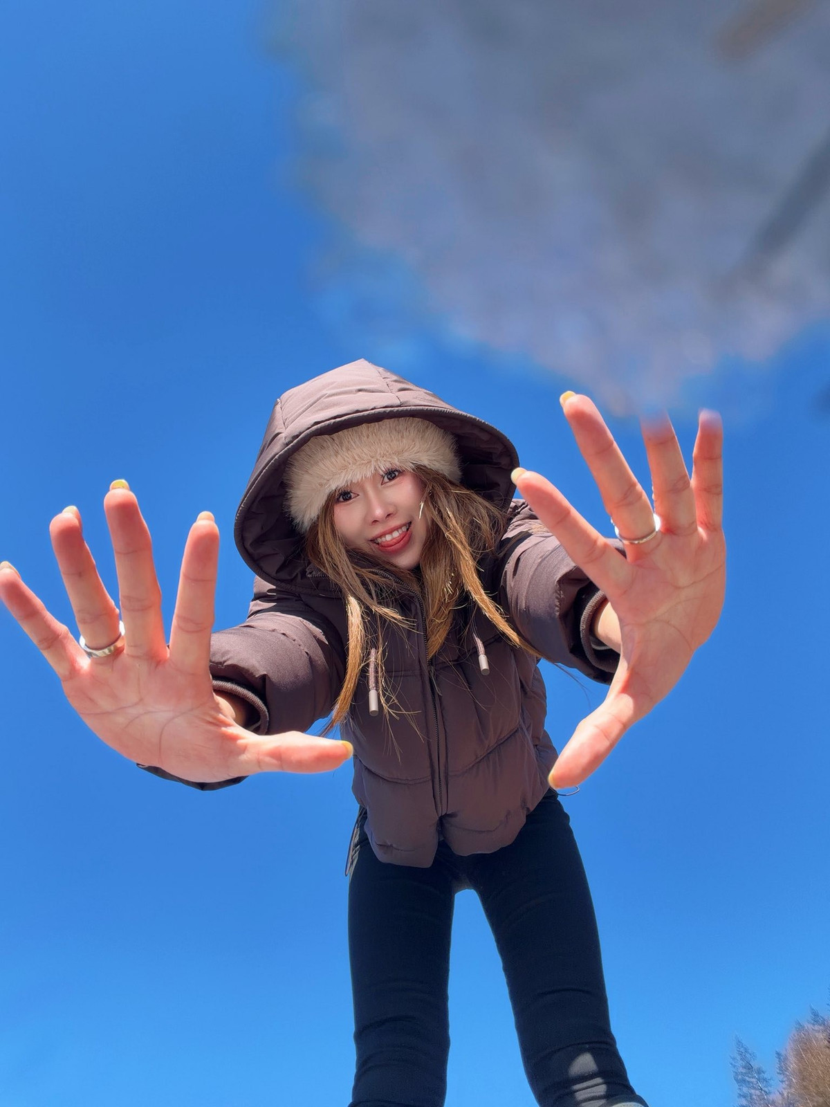 Bên cạnh sự nghiệp, câu chuyện tình yêu của Việt Phương Thoa và Chí Thành cũng nhận được nhiều sự quan tâm. Trải qua không ít sóng gió, cặp đôi cuối cùng đã về chung một nhà, nhận được sự chúc phúc của đông đảo người hâm mộ. Đặc biệt, khoảnh khắc Phương Thoa đẩy xe lăn cho người bố bị ung thư phổi lên sân khấu trong đám cưới từng khiến cộng đồng mạng xúc động, cho thấy sự hiếu thảo và tình cảm gia đình sâu sắc của cô.