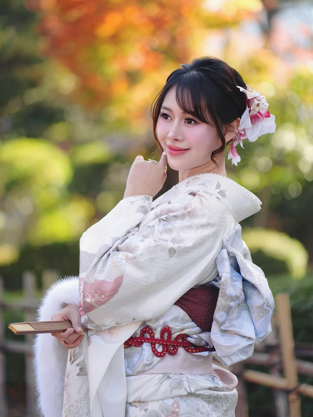 Tạm rời xa hình ảnh hài hước, lầy lội quen thuộc trên mạng xã hội, Phương Thoa xuất hiện với vẻ ngoài nền nã, dịu dàng và đầy nữ tính khi chia sẻ loạt ảnh diện kimono truyền thống giữa khung cảnh thiên nhiên và kiến trúc đậm chất xứ Phù Tang.