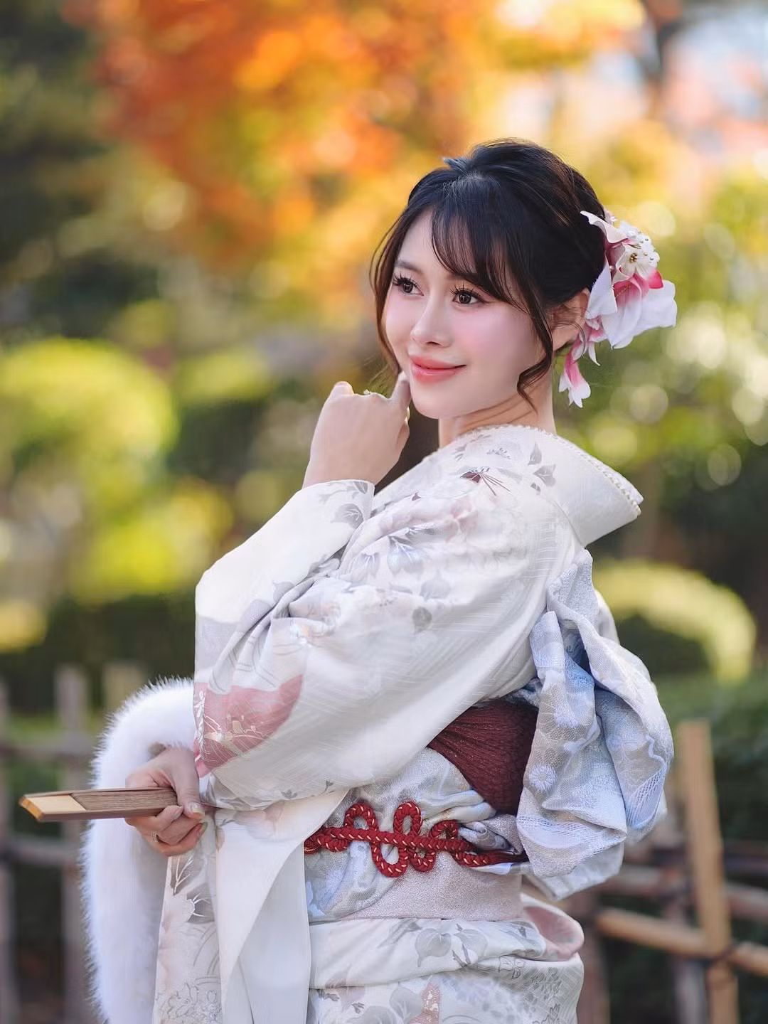 Tạm rời xa hình ảnh hài hước, lầy lội quen thuộc trên mạng xã hội, Phương Thoa xuất hiện với vẻ ngoài nền nã, dịu dàng và đầy nữ tính khi chia sẻ loạt ảnh diện kimono truyền thống giữa khung cảnh thiên nhiên và kiến trúc đậm chất xứ Phù Tang.