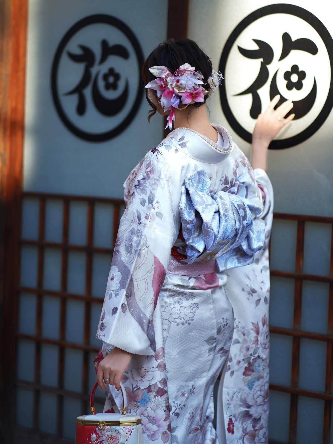 Trong tay là chiếc quạt giấy và túi xách nhỏ truyền thống, Phương Thoa toát lên vẻ đẹp cổ điển, nhẹ nhàng, gợi liên tưởng đến hình ảnh thiếu nữ Nhật Bản trong những thước phim mùa thu.