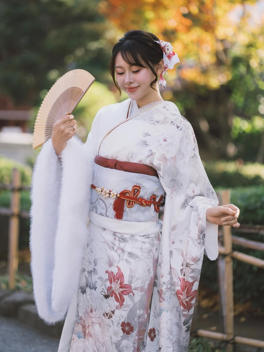 Theo những hình ảnh được ghi lại, Việt Phương Thoa lựa chọn kimono tông màu trắng – pastel với họa tiết hoa nhã nhặn, phối cùng obi tinh tế và phụ kiện cài tóc hoa anh đào mềm mại. Kiểu tóc búi gọn gàng giúp tôn lên gương mặt thanh tú, đường nét hài hòa và làn da mịn màng.