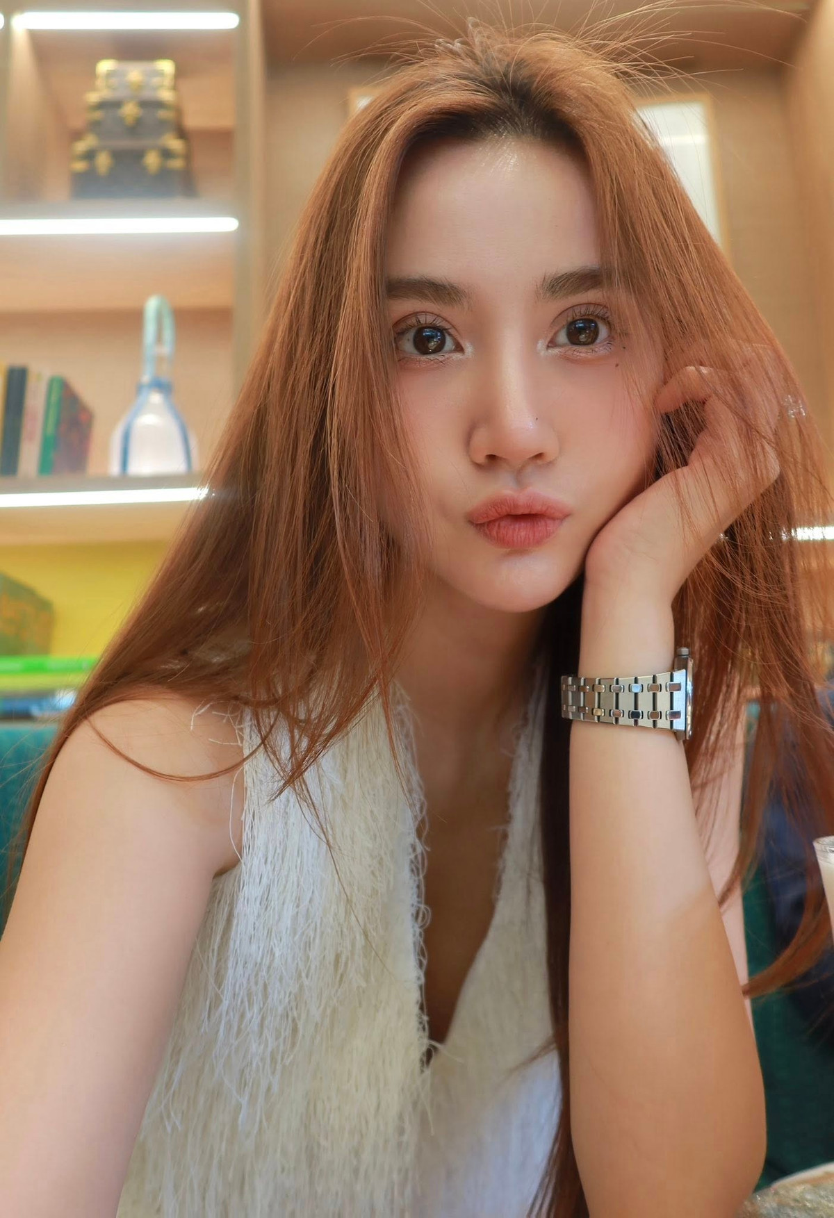 Khán giả và người hâm mộ chắc chắn sẽ tiếp tục dõi theo những bước đi tiếp theo của Huyền Lizzie, đặc biệt là những thông tin về dự án bất động sản bí ẩn này.