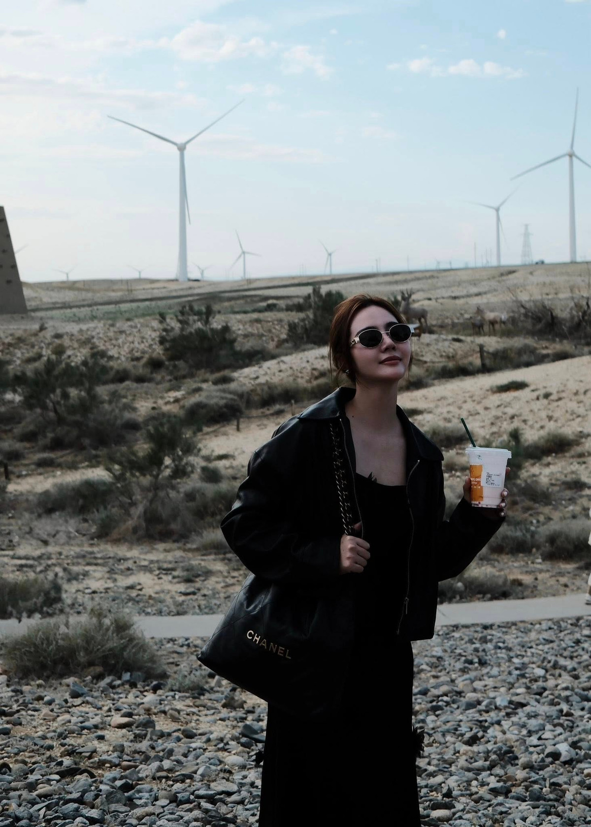 Mới đây, Huyền Lizzie lại tiếp tục khiến cộng đồng mạng "đứng ngồi không yên" khi bất ngờ đăng tải hình ảnh được cho là sổ đỏ của một bất động sản giá trị. Dù chỉ là một góc nhỏ, không rõ địa điểm hay diện tích cụ thể, nhưng tấm hình đã đủ để người hâm mộ và công chúng đồn đoán về khối tài sản "khủng" mà cô đang sở hữu.