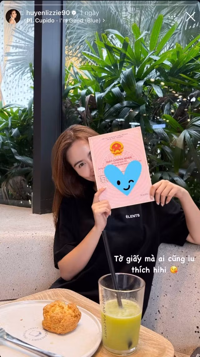 Ngay lập tức, bài đăng này của Huyền Lizzie đã nhận về vô số lượt tương tác, bình luận và chia sẻ chóng mặt.