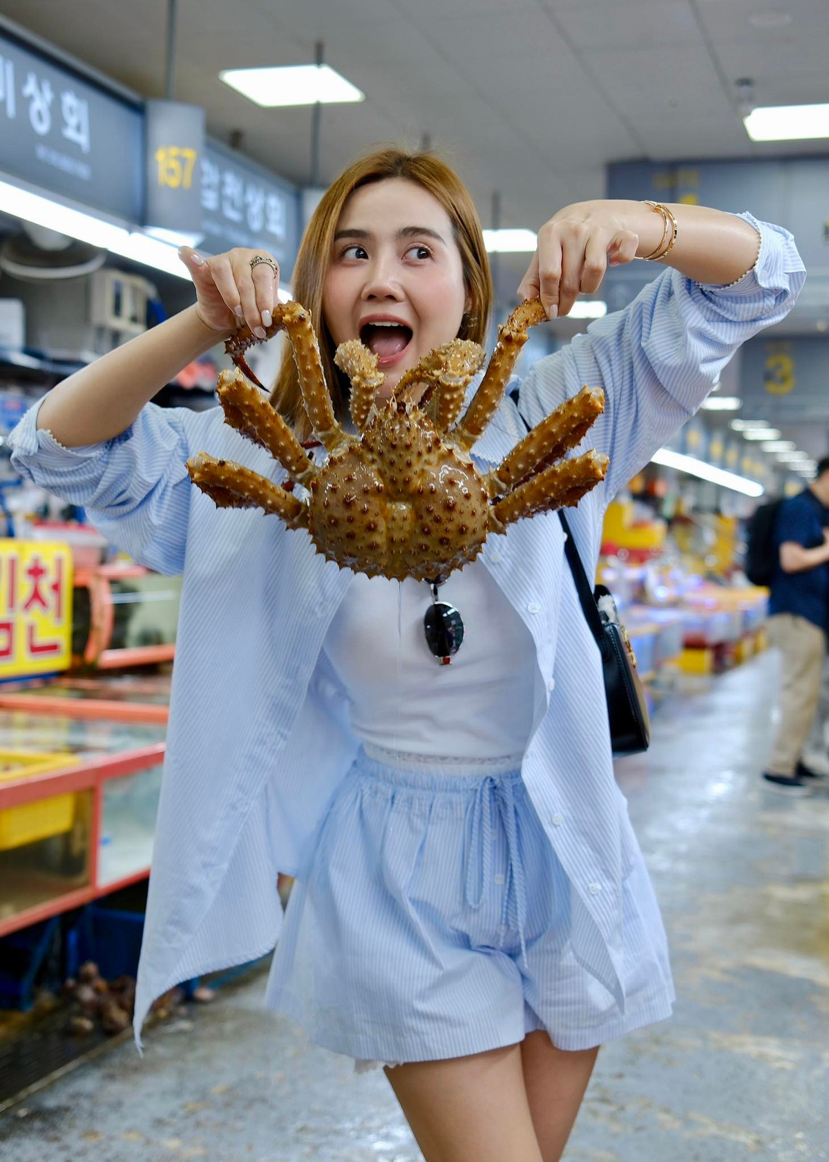 Huyền Lizzie, tên thật là Phan Minh Huyền, là gương mặt không còn xa lạ với khán giả truyền hình Việt Nam. Cô ghi dấu ấn qua hàng loạt vai diễn ấn tượng trong các bộ phim đình đám như "Thương Ngày Nắng Về", "Món Quà Của Cha" hay gần đây nhất là "Chúng Ta Của 8 Năm Sau".