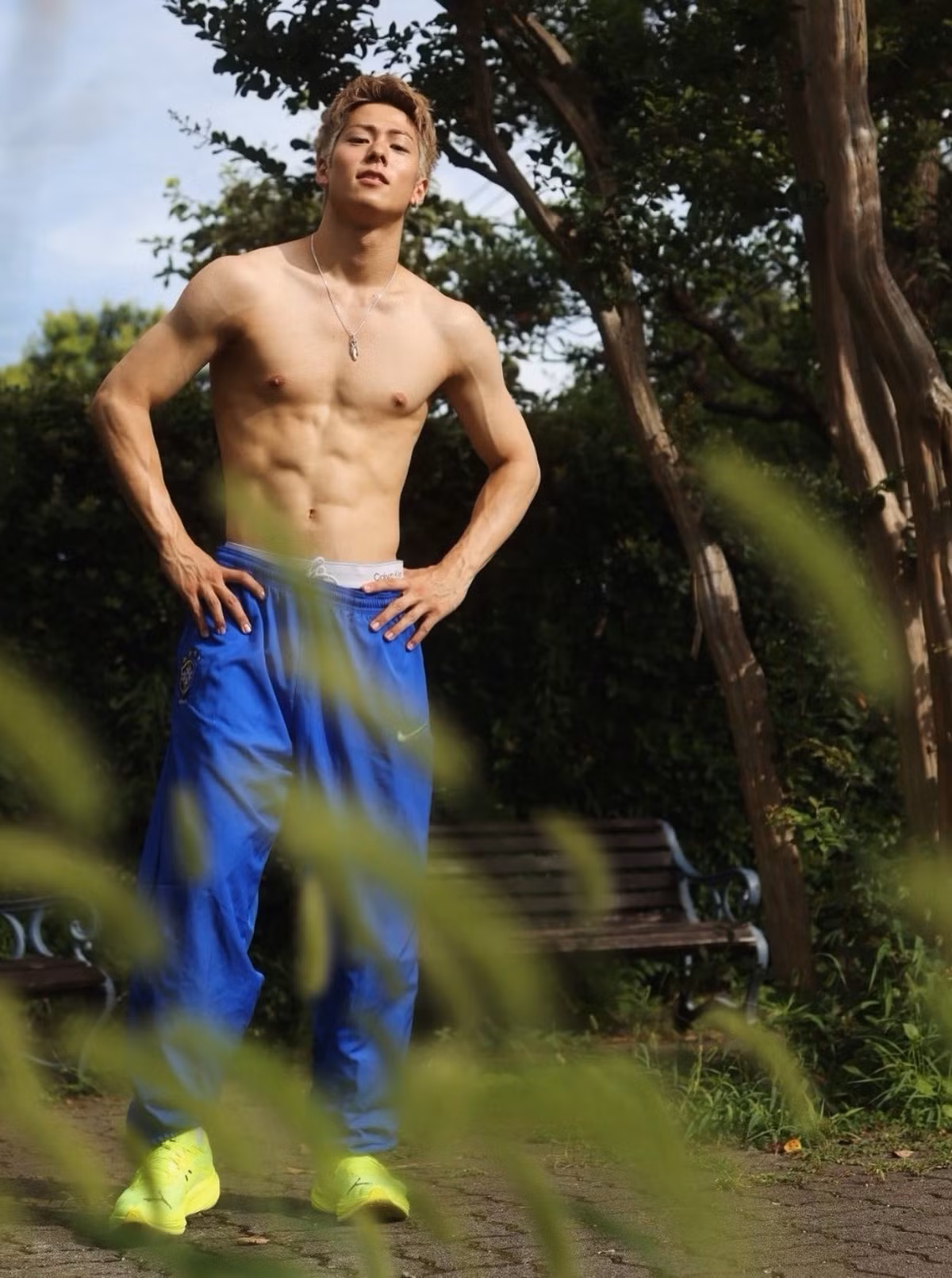 Kota Miura mới ngoài 20, trong khi Meisa Kuroki đã là mẹ đơn thân của hai con sau cuộc hôn nhân cũ.