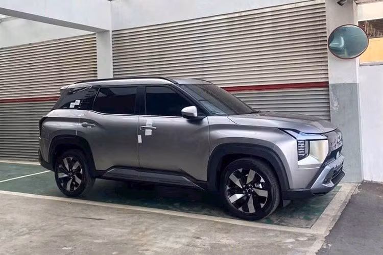 Destinator tại Việt Nam sử dụng động cơ xăng 1.5L tăng áp. Đối chiếu với thị trường Indonesia, động cơ tương tự cho công suất 161 mã lực và mô-men xoắn 250 Nm, kết hợp hộp số CVT và hệ dẫn động cầu trước. Xe có 5 chế độ lái gồm Normal, Wet, Mud, Gravel và Tarmac. Trong đó, chế độ Tarmac lần đầu tiên xuất hiện trên một mẫu xe Mitsubishi.