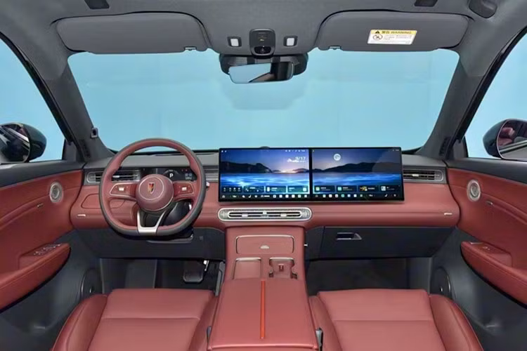 Bên trong, bảng điều khiển nhiều lớp được trang bị hệ thống màn hình kép tích hợp bao gồm màn hình điều khiển trung tâm và màn hình giải trí cho người ngồi cạnh lái, cùng với cụm đồng hồ kỹ thuật số và vô lăng đa chức năng ba chấu.