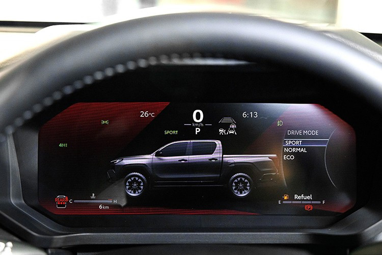 Vô lăng và cần số của Toyota Hilux TRAVO 2026 với thiết kế mới, được lấy cảm hứng từ dòng xe Land Cruiser. Ghế ngồi cũng đã được thiết kế lại theo công thái học thoải mái và tiện nghi hơn thế hệ cũ.