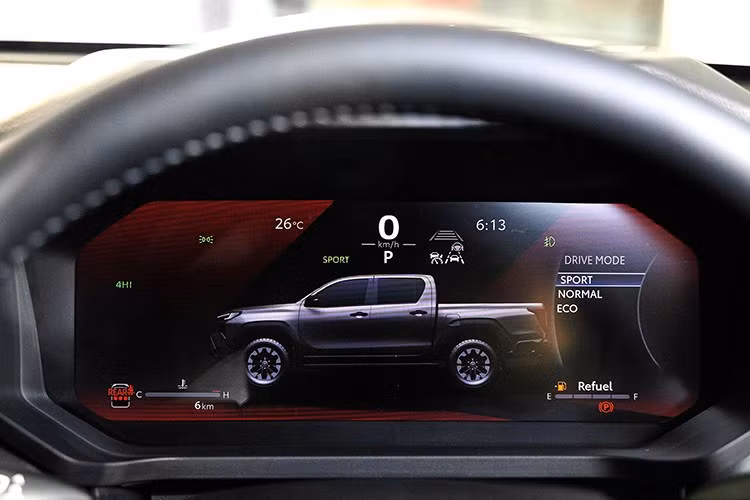 Vô lăng và cần số của Toyota Hilux TRAVO 2026 với thiết kế mới, được lấy cảm hứng từ dòng xe Land Cruiser. Ghế ngồi cũng đã được thiết kế lại theo công thái học thoải mái và tiện nghi hơn thế hệ cũ.