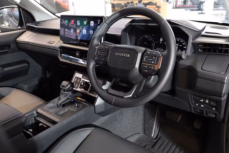 Hilux TRAVO được trang bị động cơ diesel 2.8L tăng áp, hộp số tự động 6 cấp và hệ thống dẫn động linh hoạt. Xe sử dụng khung gầm nâng cao Hi-Floor, thay thế cho tên gọi cũ “Revo Rocco”, và được Toyota chia lại danh mục sản phẩm: bản Prerunner tương ứng dẫn động cầu sau, bản 4TREK tương ứng dẫn động 4 bánh.