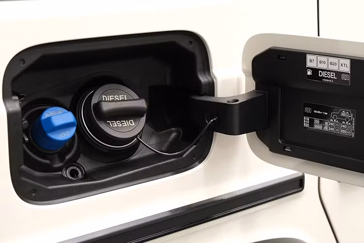 Ngoại thất xe nổi bật với bộ mâm 18 inch thiết kế 5 chấu, đi kèm lốp đa địa hình 265/60 R18. Gói trang bị MANUFAKTUR độc quyền bao gồm: cản trước/sau, gương chiếu hậu, ốp vòm bánh xe sơn đen nhám Night Black Magno; đèn xi-nhan màu cam kiểu cổ điển; huy hiệu Mercedes-Benz phong cách thập niên 80; chắn bùn trước và sau kiểu PROFESSIONAL.