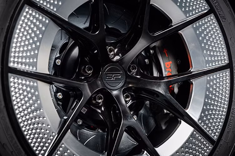 BP25 được ra mắt công chúng lần đầu tại Triển lãm SEMA 2025 ở Las Vegas, nơi quy tụ những bản độ độc đáo nhất thế giới. Tại đây, S2000 BP25 nhanh chóng trở thành tâm điểm chú ý nhờ sự kết hợp hoàn hảo giữa tinh thần thể thao cổ điển và công nghệ đương đại.