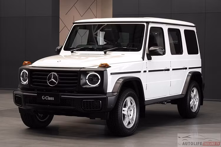 Mercedes-Benz G450d STRONGER THAN THE 1980s là phiên bản đặc biệt nhằm tưởng nhớ huyền thoại G-Class W460 của những năm 1980, với nhiều chi tiết thiết kế gợi nhớ về mẫu SUV nguyên bản, kết hợp cùng công nghệ hiện đại và khả năng vận hành mạnh mẽ.