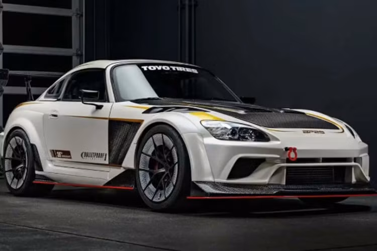 Hơn 15 năm sau khi ngừng sản xuất, Honda S2000 vẫn cho thấy sức hút mãnh liệt của mình, và hãng độ Bulletproof Automotive (Mỹ) đã tạo nên một phiên bản đặc biệt mang tên BP25, sở hữu vòng tua tối đa 10.000 vòng/phút và công suất vượt 580 mã lực.