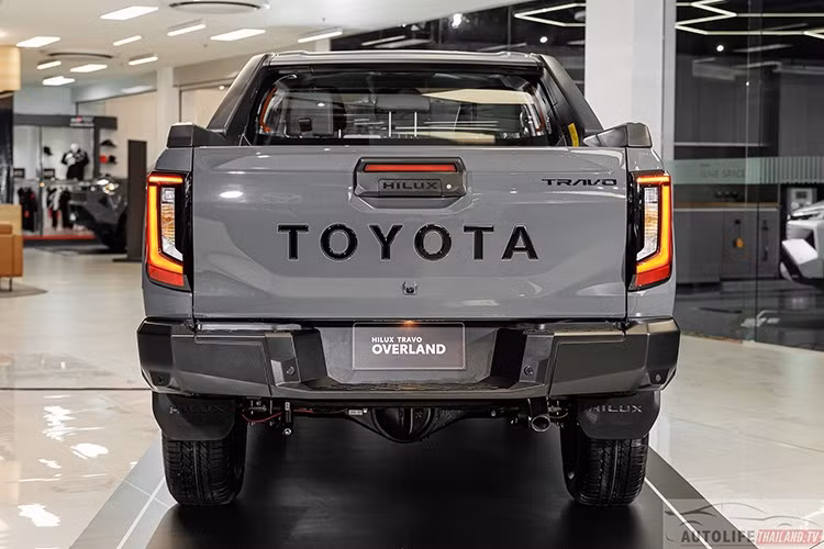 Thông số kỹ thuật cơ bản của xe bao gồm: Kích thước tổng thể: 5.320 x 1.855 x 1.815 mm. Chiều dài cơ sở: 3.085 mm. Khoảng sáng gầm: 219 – 225 mm. Thùng xe: 1.555 x 1.540 x 480 mm. Dung tích bình nhiên liệu: 80L