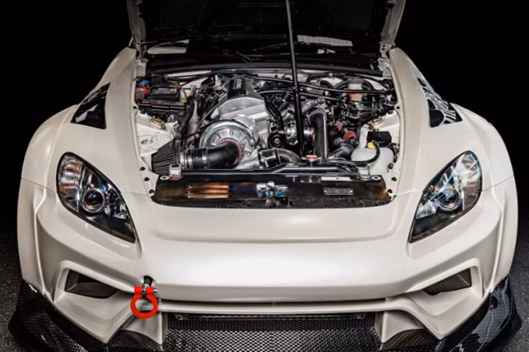 Khoang cabin được bọc Alcantara đen cao cấp trên táp-lô, táp-pi cửa và trần xe, vừa tăng độ sang trọng, vừa giúp giảm độ chói trong điều kiện ánh sáng mạnh, đây là một chi tiết thường thấy trên xe đua chuyên nghiệp.