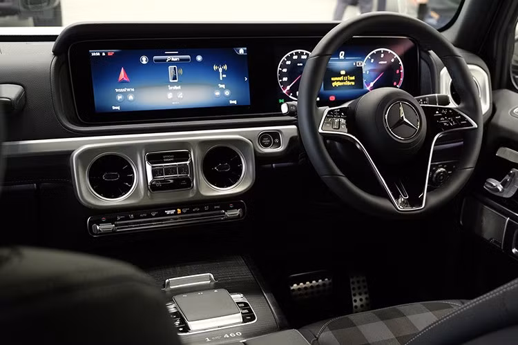 Cuối cùng, Mercedes-Benz in nổi hình ảnh dãy núi Schöckl trên bệ cửa tích hợp đèn và logo “Schöckl Proved” độc đáo sơn cùng màu với thân xe. Đây là nơi thử nghiệm huyền thoại của dòng xe G-Class.