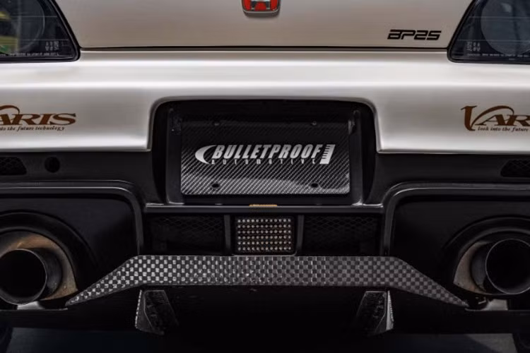 Bộ mâm đi kèm lốp Toyo Proxes R888R 295/30ZR19, ẩn bên trong là phanh Brembo Pista 6 piston phía trước và 4 piston phía sau, đảm bảo hiệu năng phanh tương xứng với sức mạnh động cơ. Bên trong khoang cabin, Bulletproof lắp đặt ghế RS-G Limited Edition Super Start, vô-lăng Mugen, thanh giằng Mugen, cùng dây đai an toàn Willians đạt chuẩn FIA, tái hiện không gian của một chiếc xe đua thực thụ.