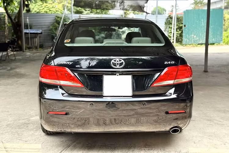 Trong bối cảnh thị trường xe cũ ngày càng sôi động, những chiếc sedan hạng D như Camry đời 2010 ở mức giá 300 triệu đồng vẫn tạo sức hút nhờ sự cân bằng giữa thương hiệu, độ bền và chi phí sử dụng. Tuy nhiên, người mua không nên nhìn nhận đây là “món hời” tuyệt đối, bởi tuổi đời xe đã khá cao và nguy cơ phát sinh chi phí bảo dưỡng là khó tránh khỏi.